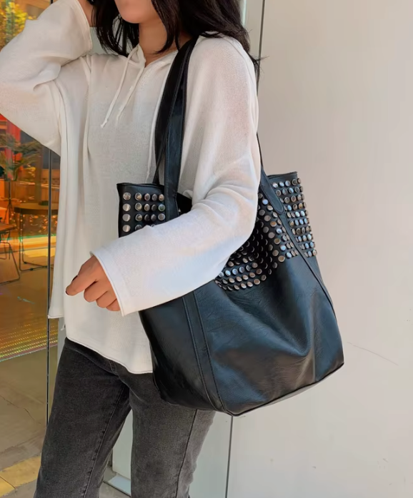 Grand sac souple noir femme en similicuir à détails cloutés