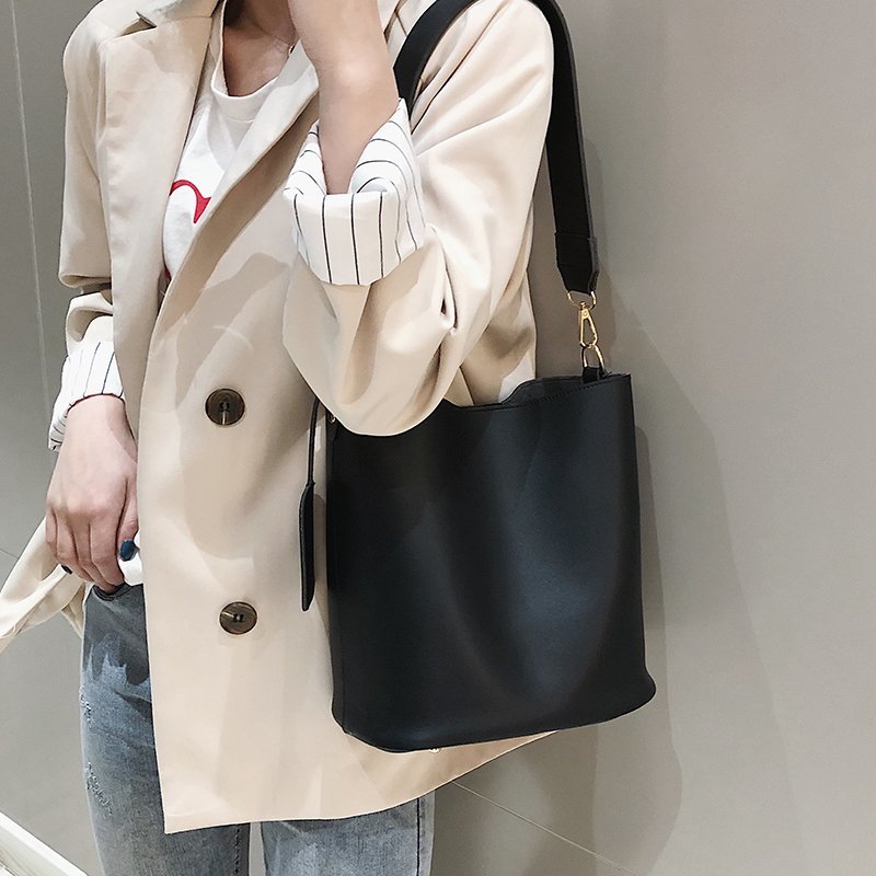 Sac porté épaule noir femme à large anse et pochette amovible