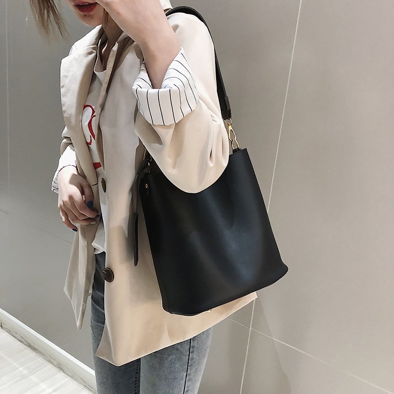 Sac porté épaule noir femme à large anse et pochette amovible
