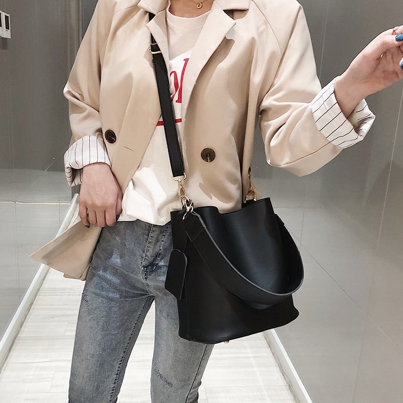 Sac porté épaule noir femme à large anse et pochette amovible