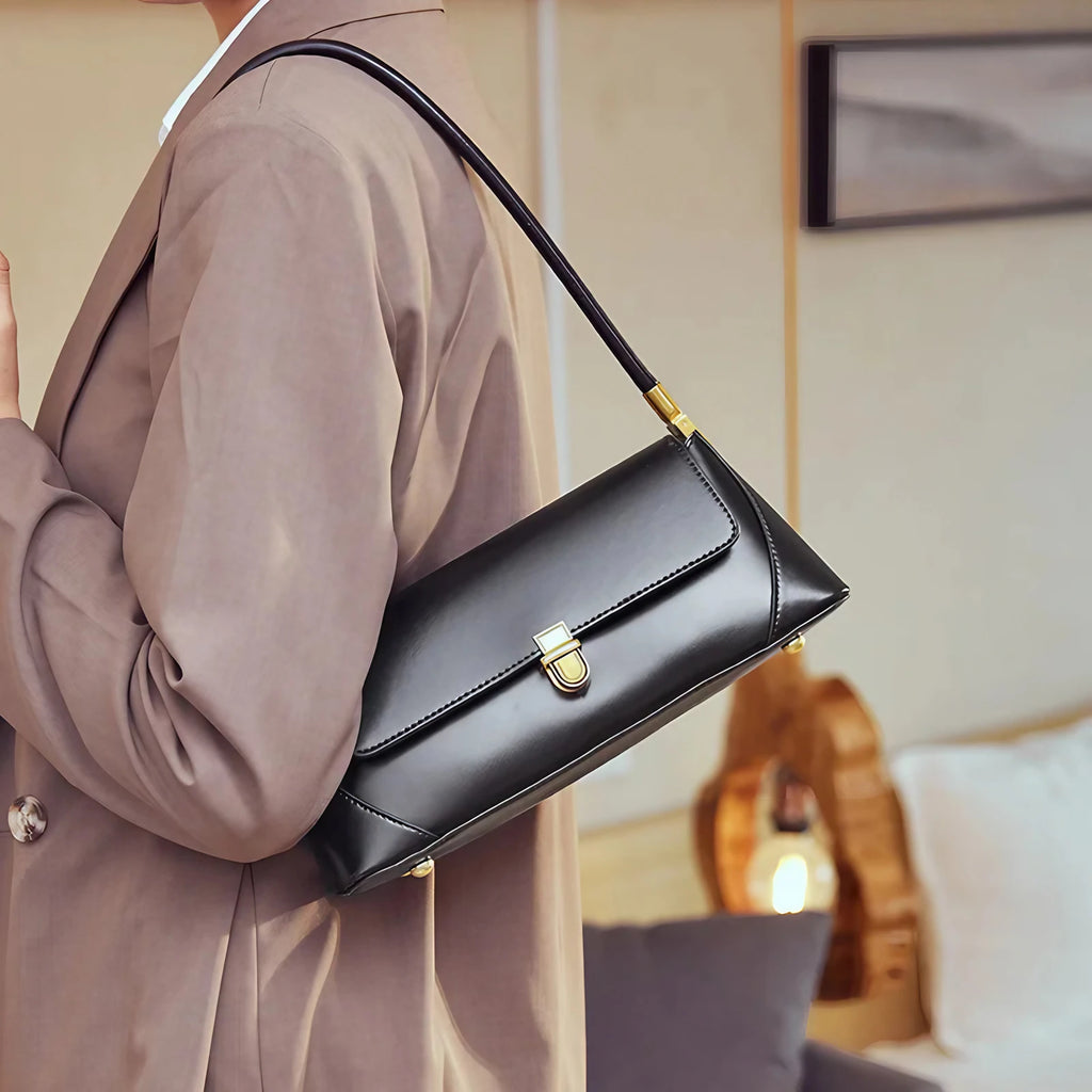 Sac porté épaule femme forme enveloppe, loquet doré