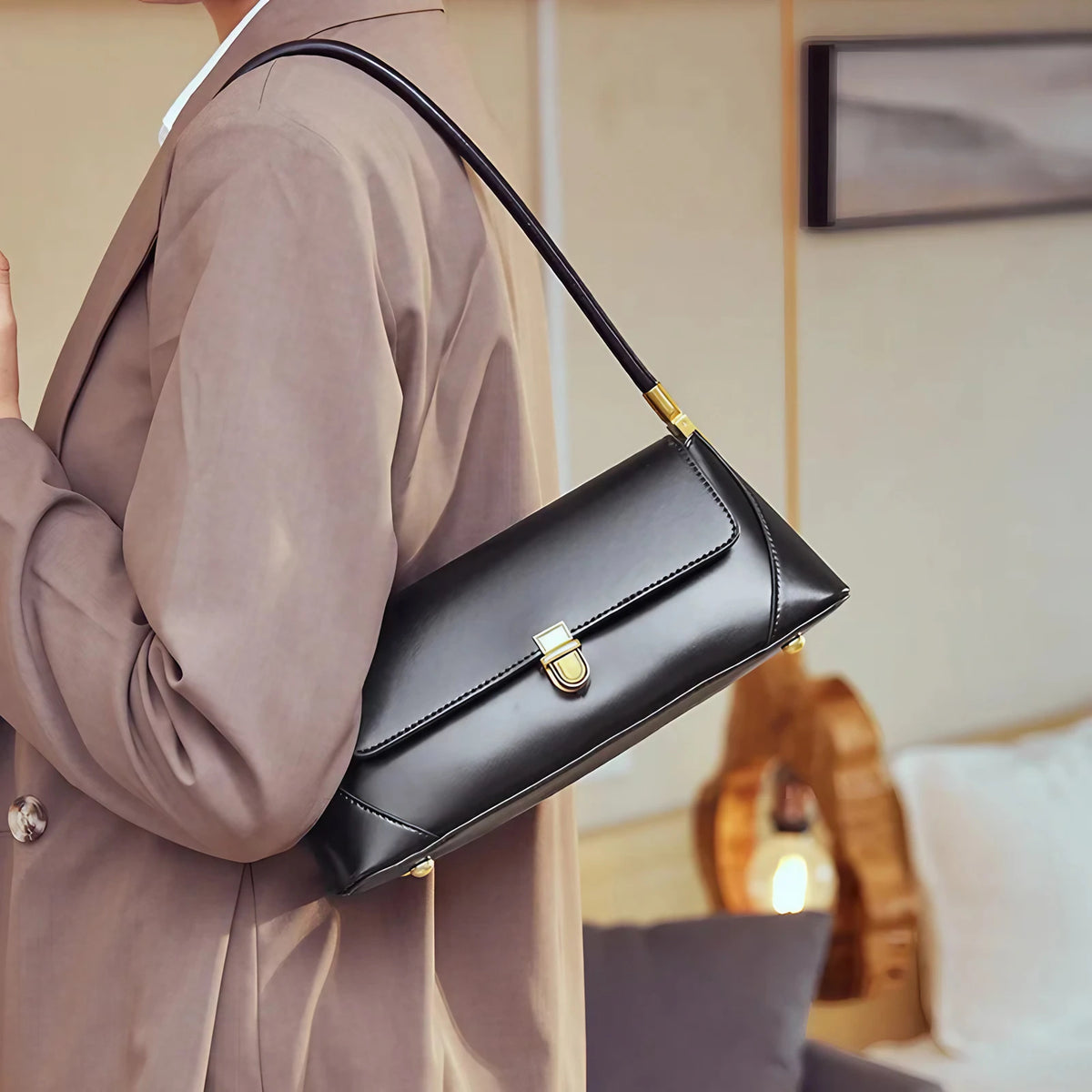 Sac porté épaule femme forme enveloppe, loquet doré