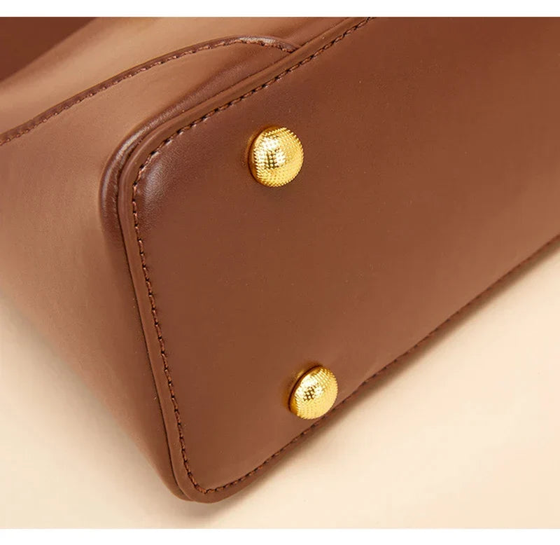 Sac porté épaule femme forme enveloppe, loquet doré