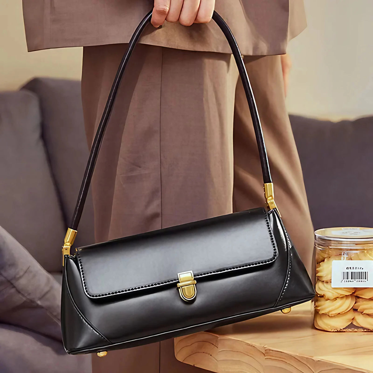 Sac porté épaule femme forme enveloppe, loquet doré, noir
