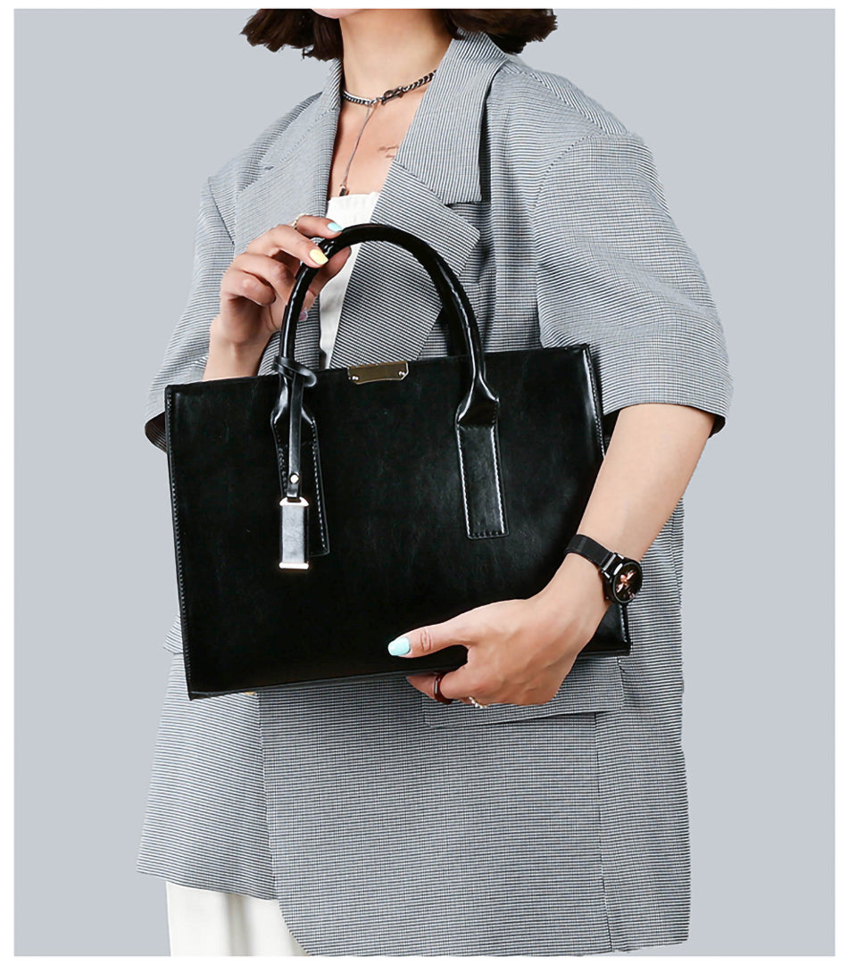 Sac à main rigide femme noir, trois poches intérieures