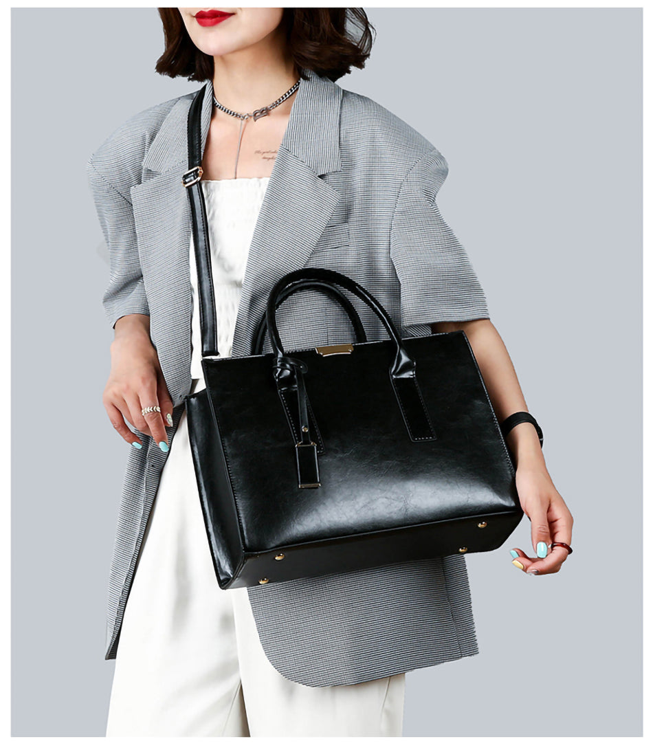 Sac à main rigide femme noir, trois poches intérieures