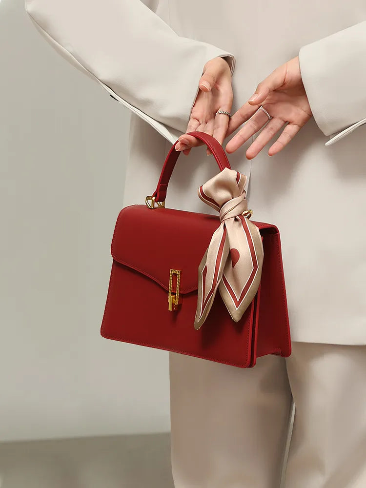 Sac cartable rouge femme en cuir fendu, rabat à fermoir doré