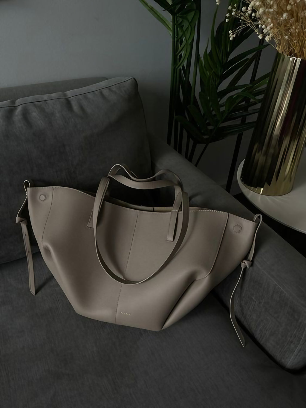 Grand sac à main femme style vintage, anses courtes et bandoulière, noir