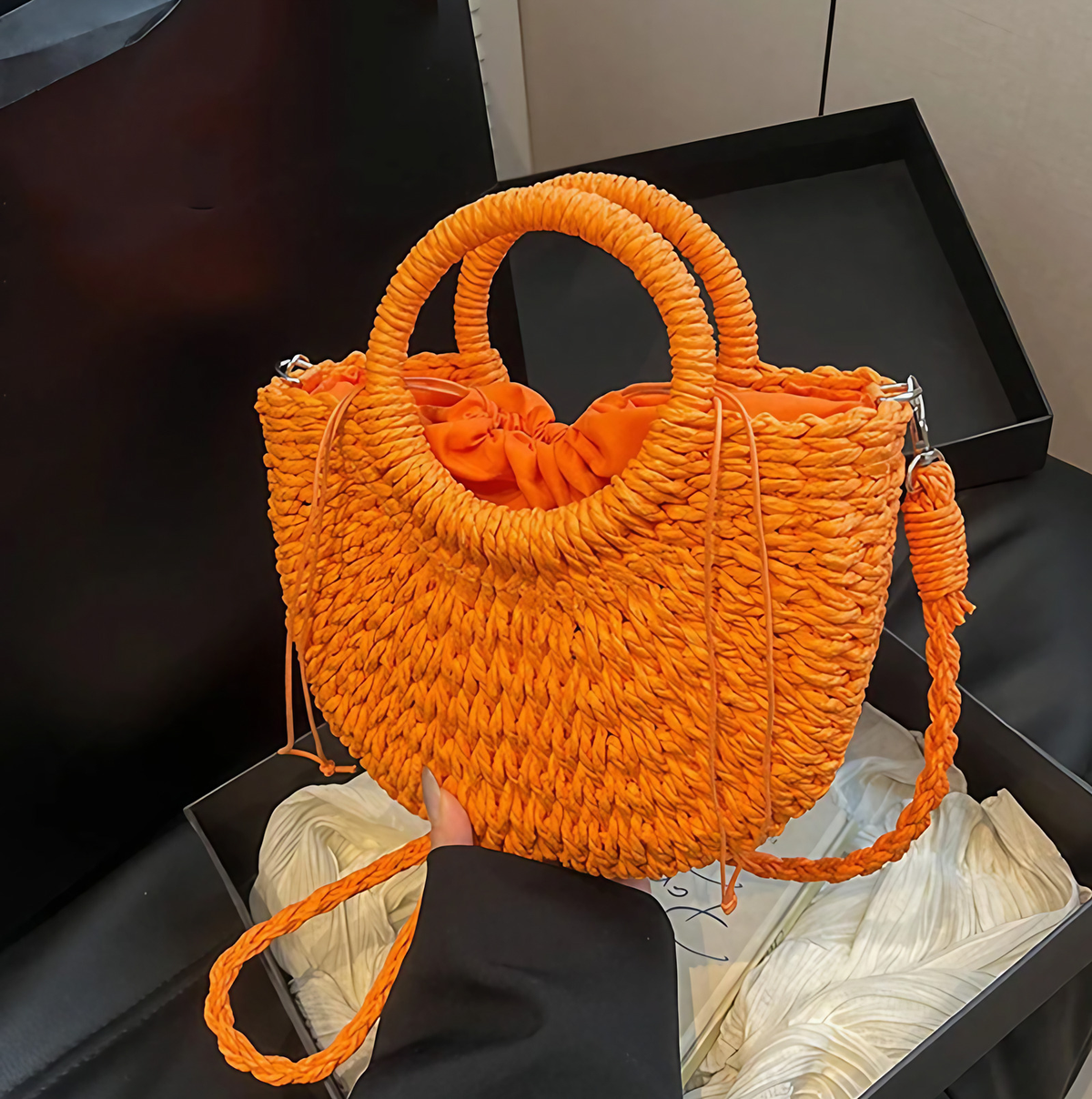 Sac en osier demi-lune femme, anses rigides et bandoulière, orange