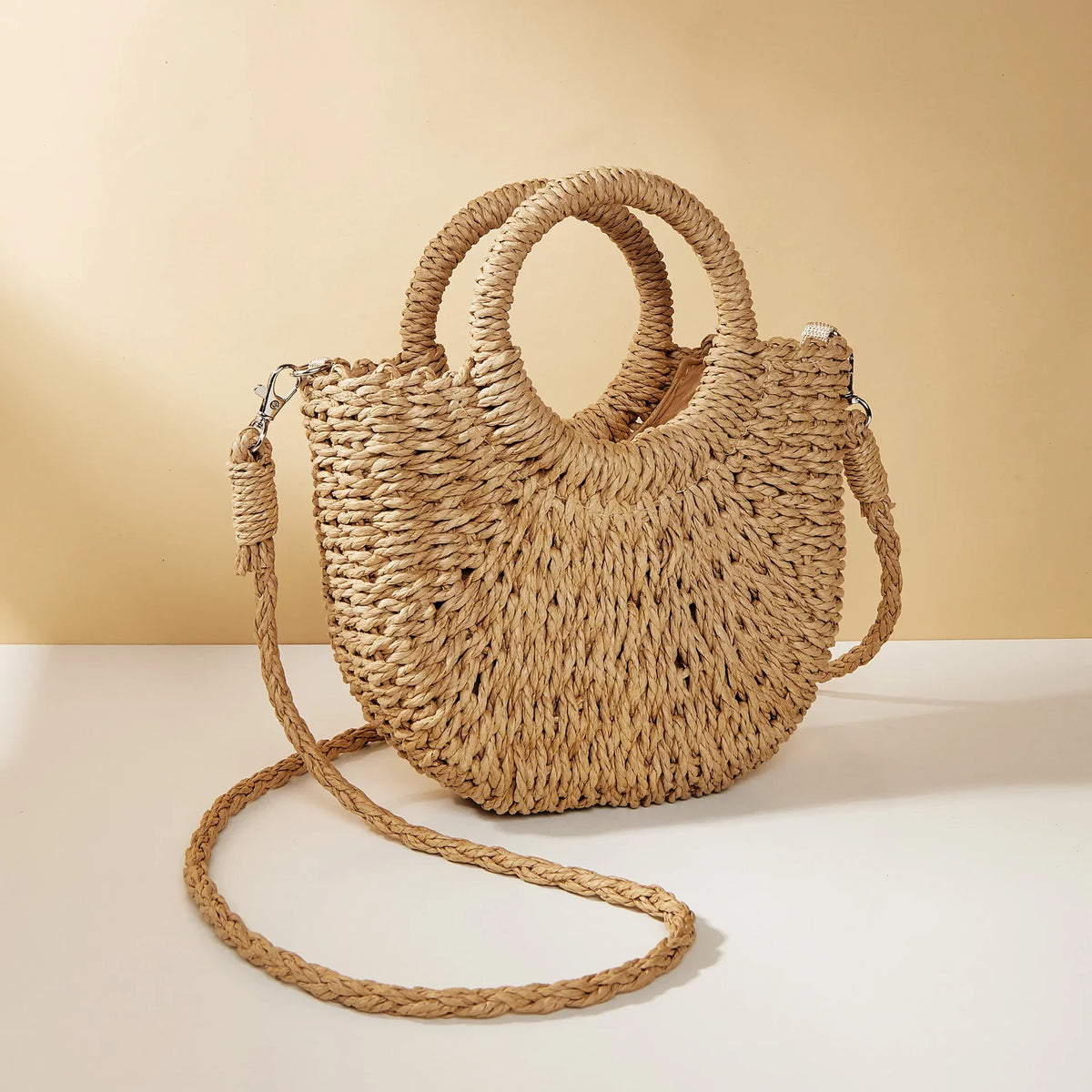 Sac en osier demi-lune femme, anses rigides et bandoulière, beige