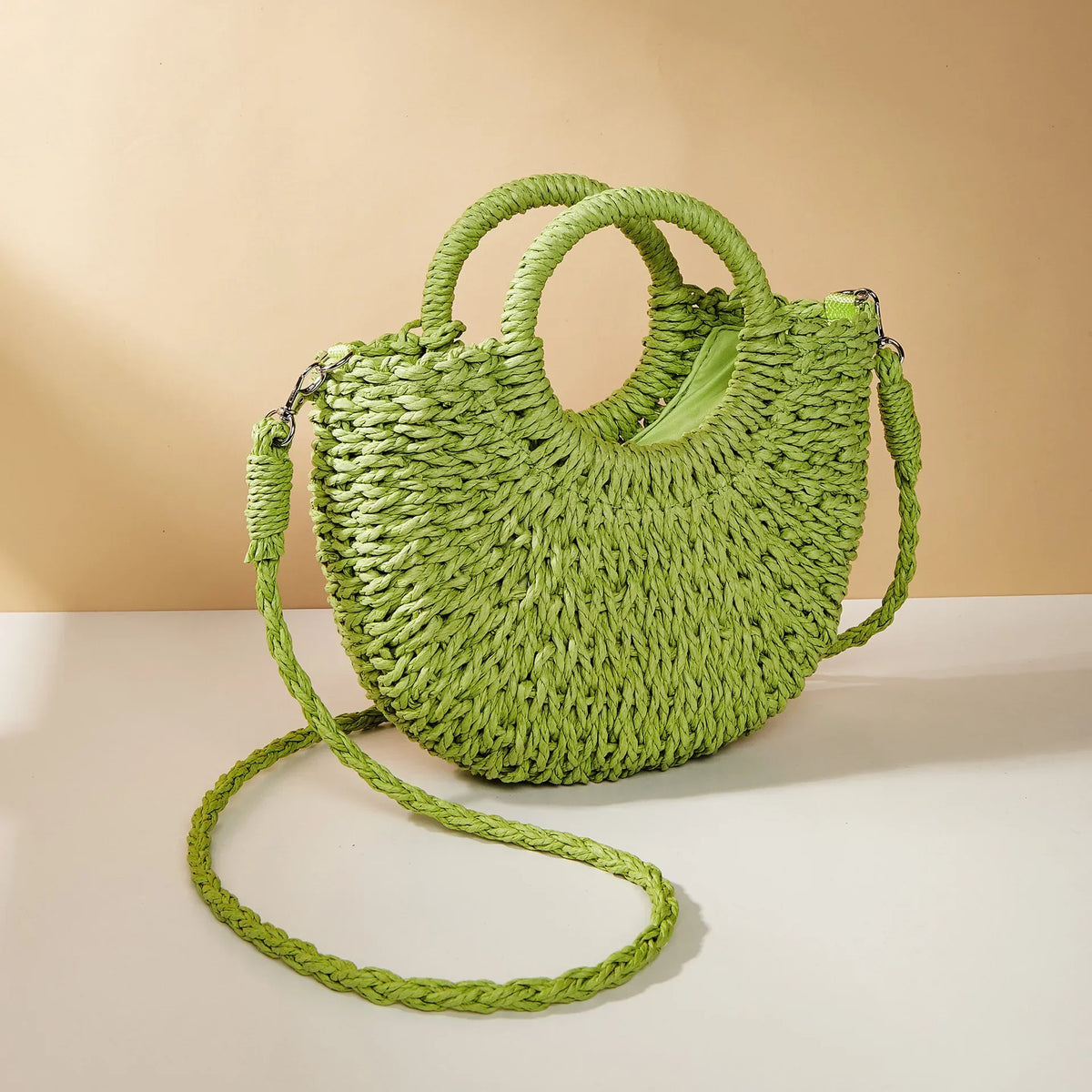 Sac en osier demi-lune femme, anses rigides et bandoulière, vert