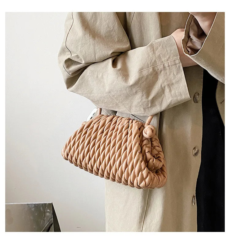 Pochette bandoulière femme matelassée, forme trapèze
