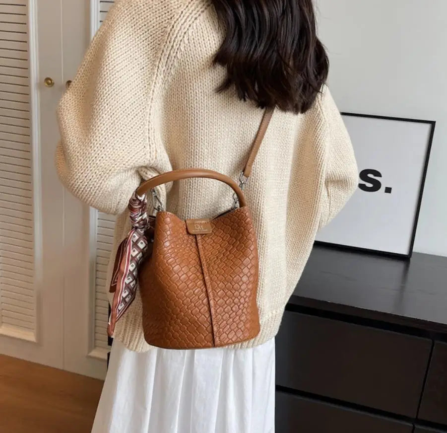 Sac seau femme tressé en similicuir, fermeture aimantée