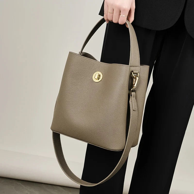 Sac seau femme en cuir grainé, deux sangles amovibles