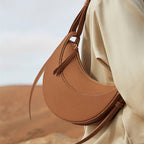 Sac selle femme en cuir grainé, format compact, quatre coloris