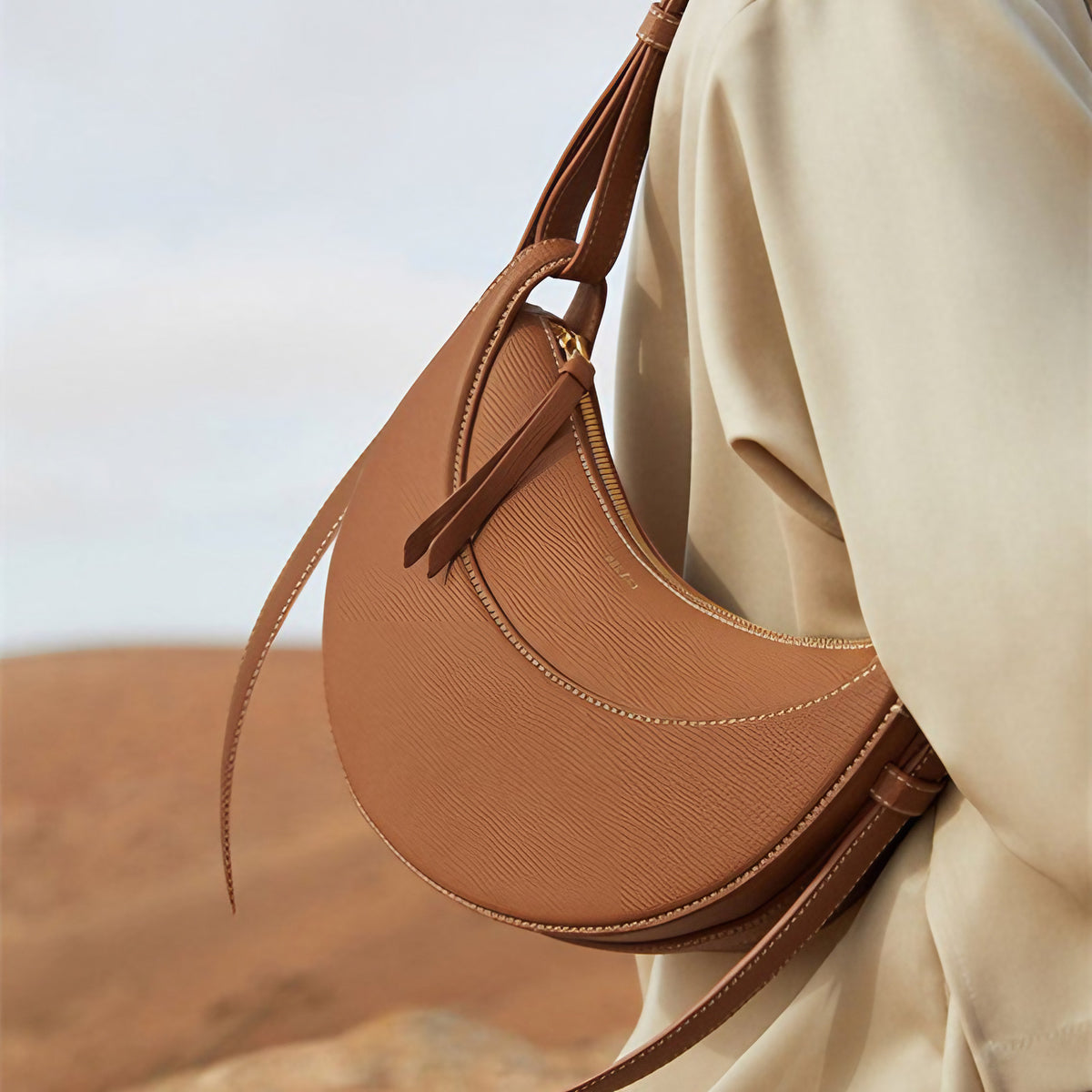 Sac selle femme en cuir grainé, format compact, quatre coloris