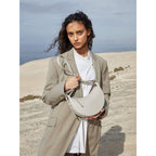 Sac selle femme en cuir grainé, format compact, quatre coloris