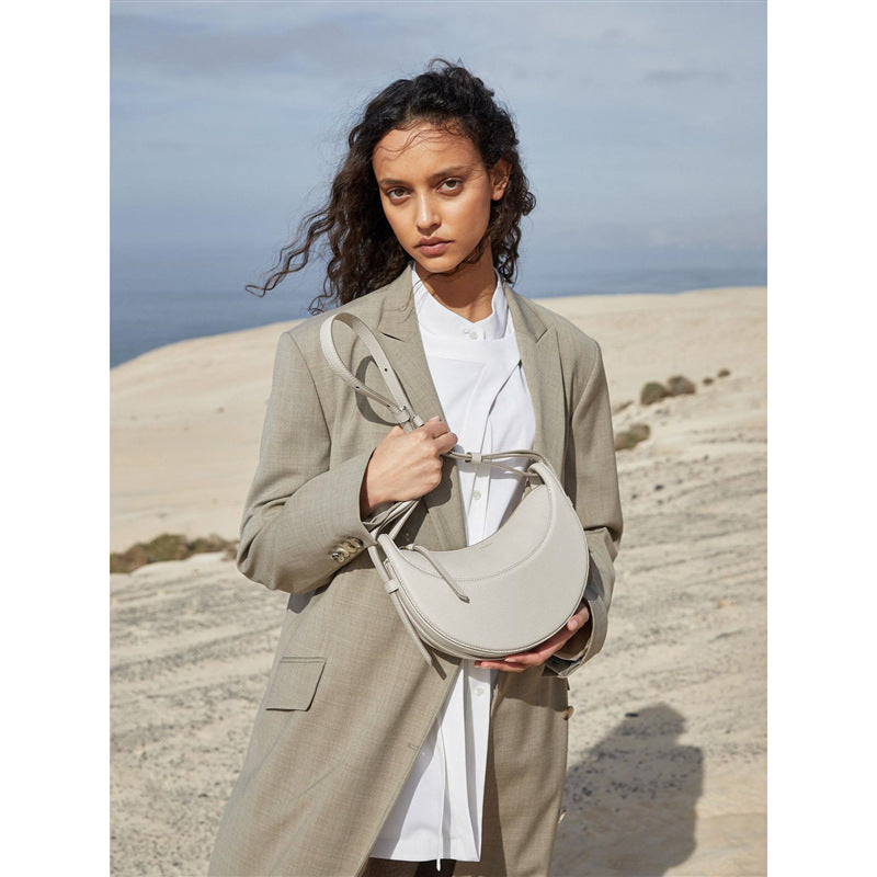 Sac selle femme en cuir grainé, format compact, quatre coloris