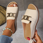 Sandales femme à bout ouvert, boucle dorée en métal, beige