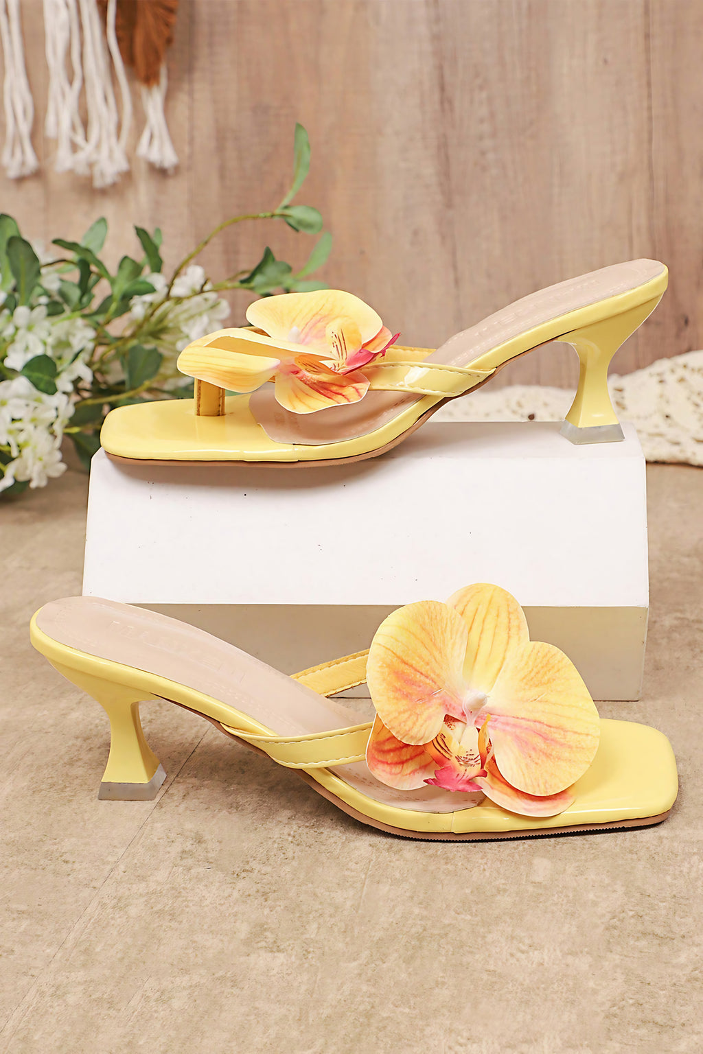 Sandales à talon moyen femme ornées d'une fleur, bout ouvert, jaune
