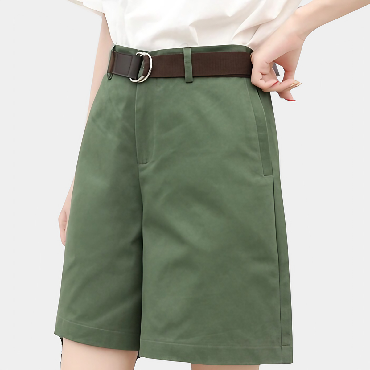 Short bermuda femme à poches et passants de ceinture, six coloris, vert clair
