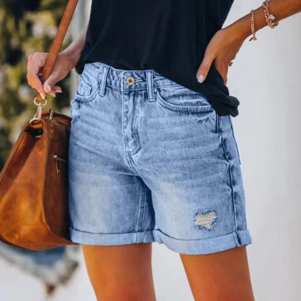 Short bleu femme taille haute, ourlets à revers, poches
