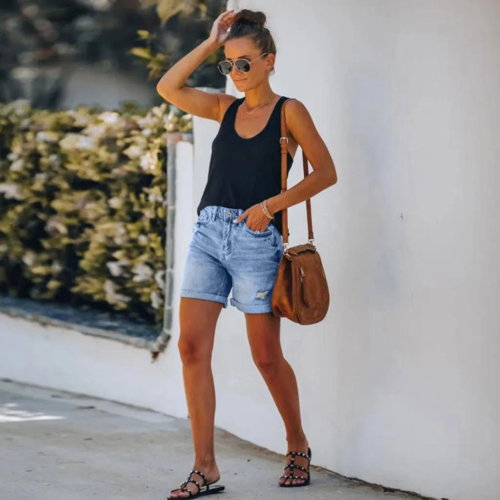 Short bleu femme taille haute, ourlets à revers, poches