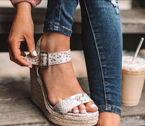 Chaussures orthopédiques femme à talon compensé