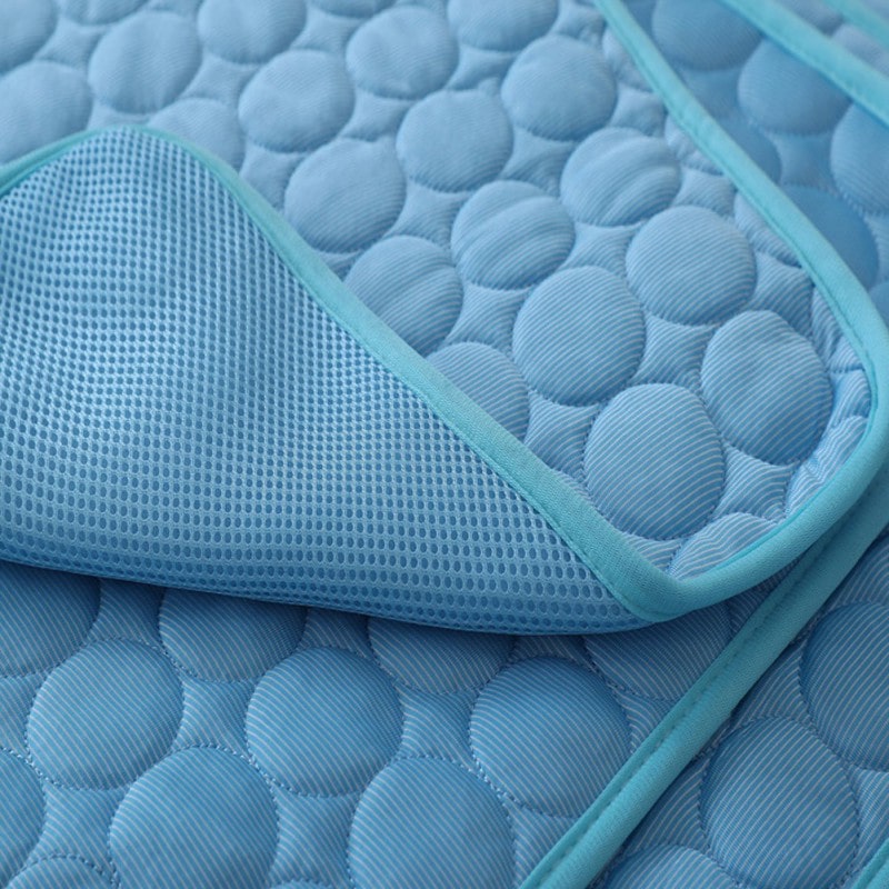 Tapis rafraîchissant pour chat, quatre tailles, quatre coloris