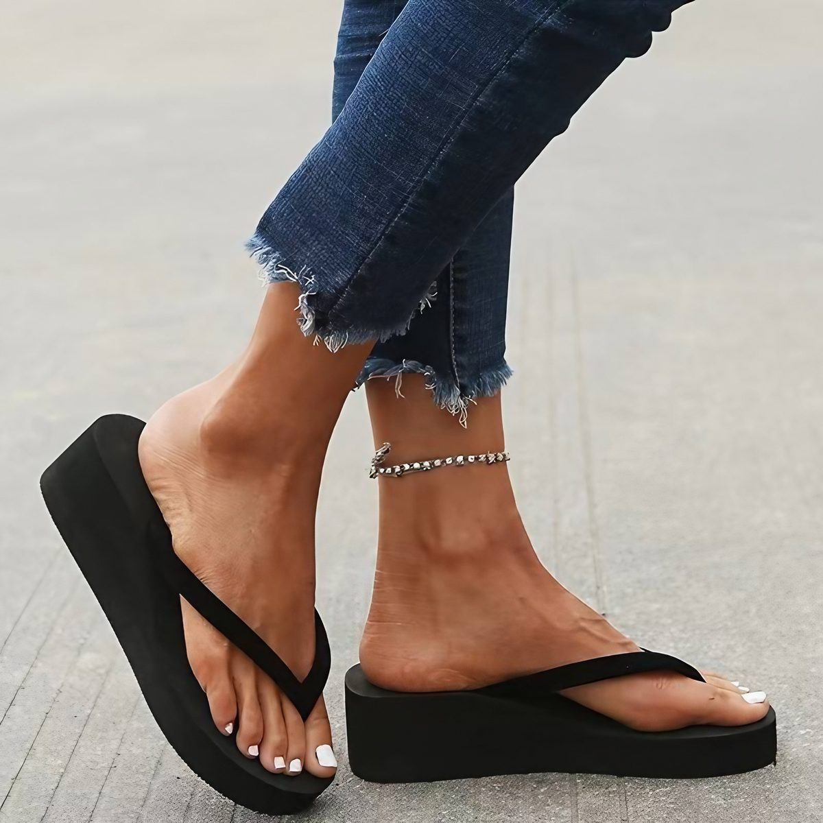 Tongs compensées femme, semelle rembourrée, noires