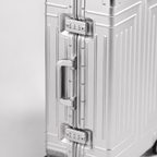 Valise cabine en aluminium argentée, compartiment avant