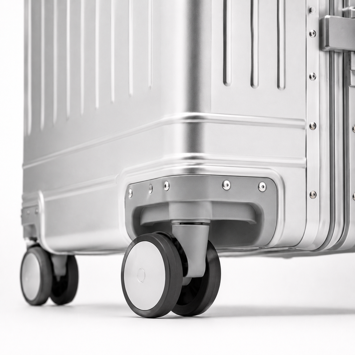Valise cabine en aluminium argentée, compartiment avant