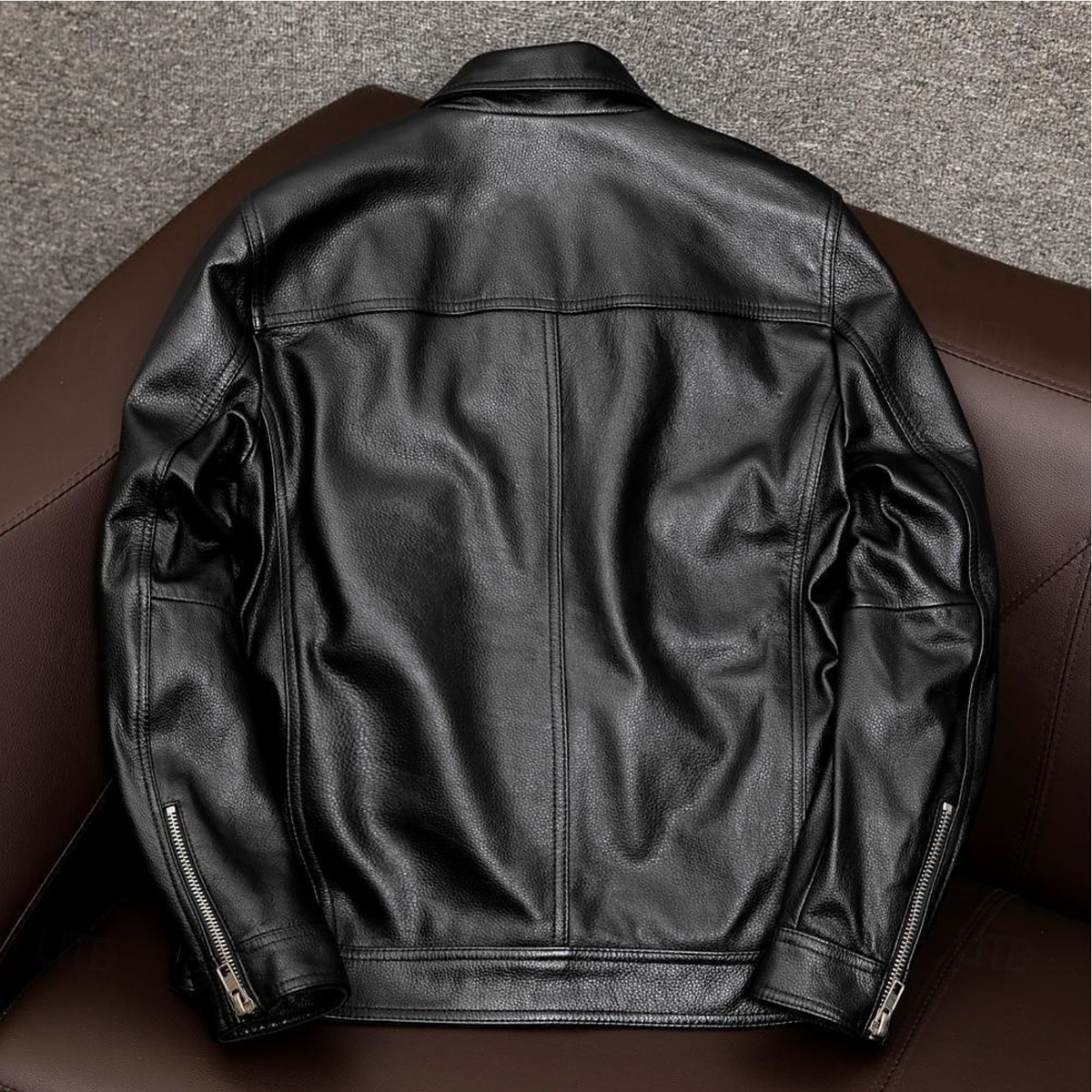 Veste homme à surface lisse et poches, noire ou marron foncé
