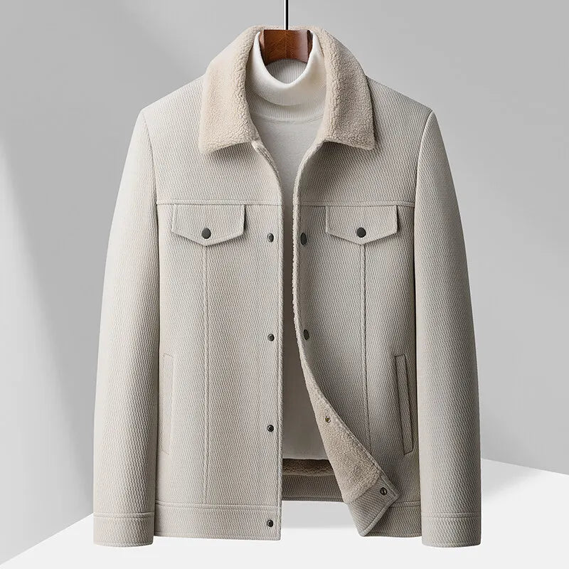 Veste homme à col relevé, boutonnée, deux poches à rabat, blanc